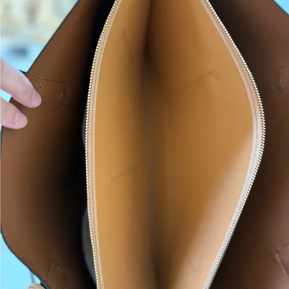 Tory Burch Perry Tote Bag with Structured Design - Picture 5 of 5